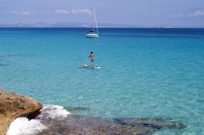 Standup-Paddler vor Formentera (Public Domain / Pixabay)  Public Domain 
License Information available under 'Proof of Image Sources'